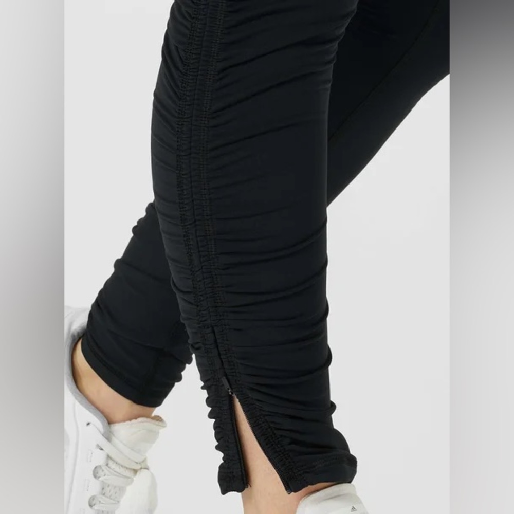 🏷️ NWT FP Movement Wonderland Warmth Black Leggings 🖤 - Picture 2 of 16
